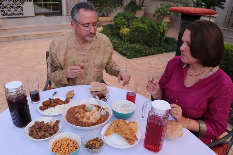 السفير الأمريكي بالخرطوم وزوجته