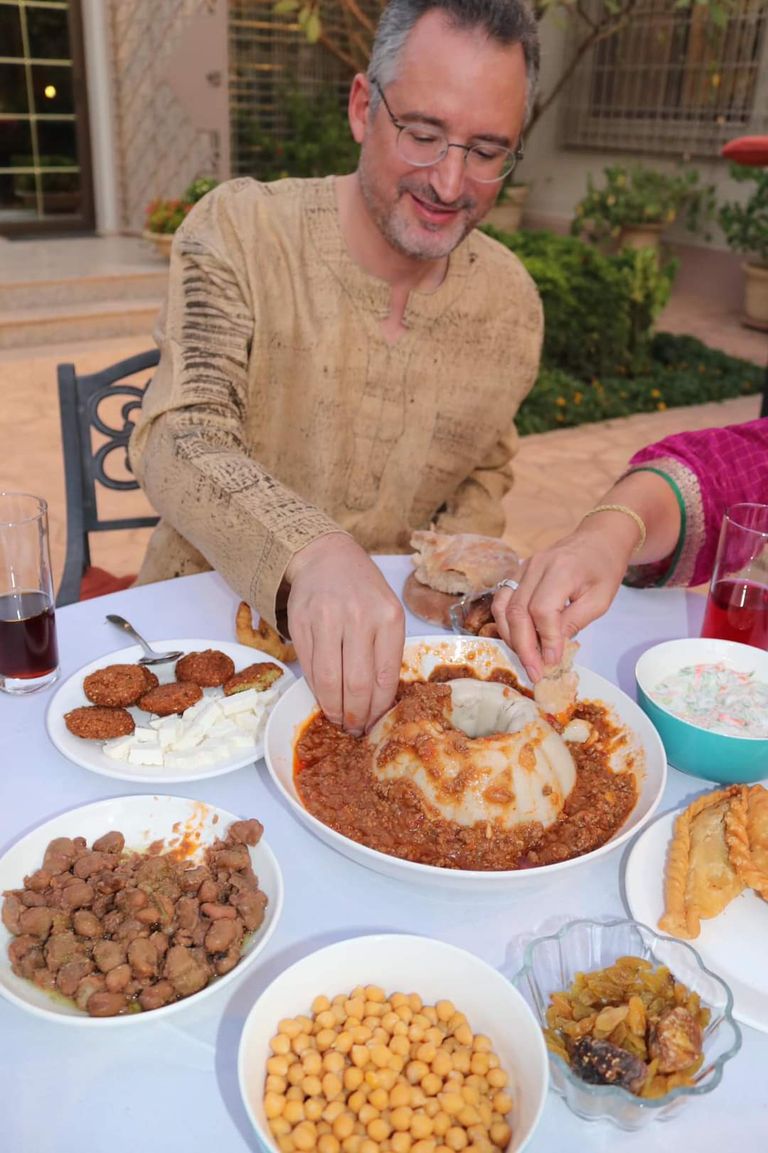 السفير الأمريكي بالخرطوم وزوجته