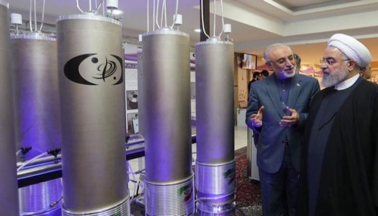 الرئيس الإيراني حسن روحاني في زيارة لأحد المفاعلات النووية
