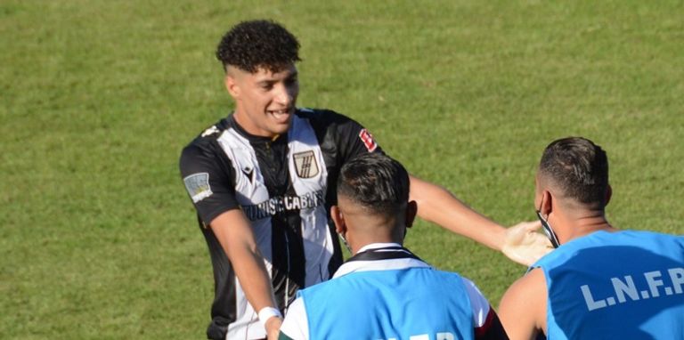 أشرف الحباسي لاعب الصفاقسي التونسي من مباراة في الدوري التونسي