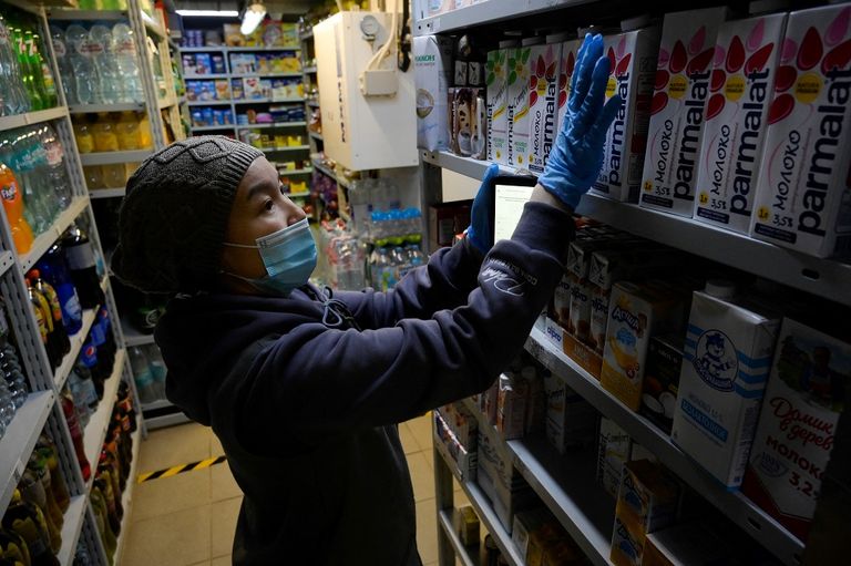 موظفة تجمع طلبات في مخزن "لافكا" موظفة تجمع طلبات في مخزن