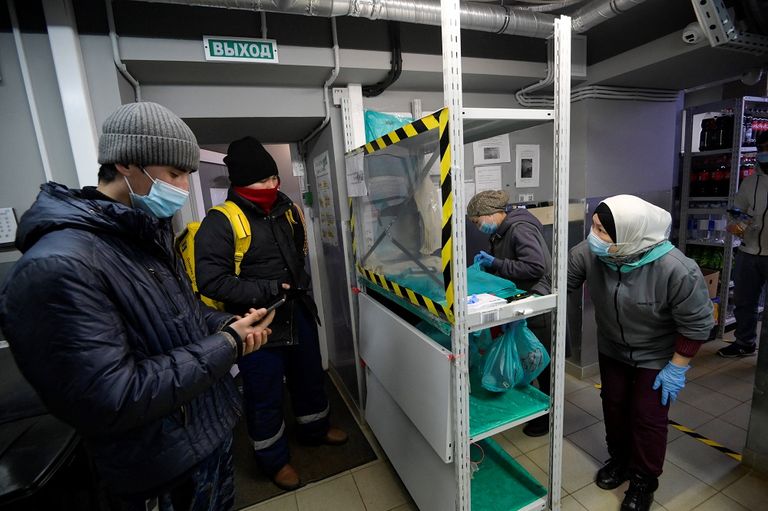 موظفة تجمع طلبات في مخزن