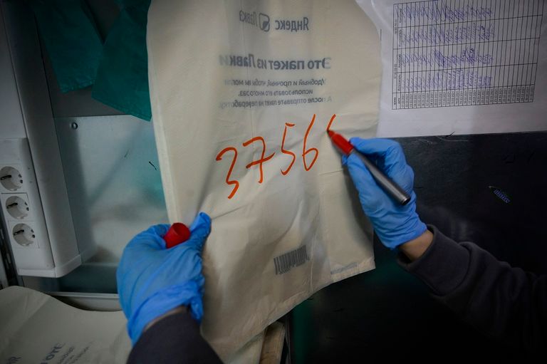 موظفة تجمع طلبات في مخزن "لافكا" موظفة تجمع طلبات في مخزن