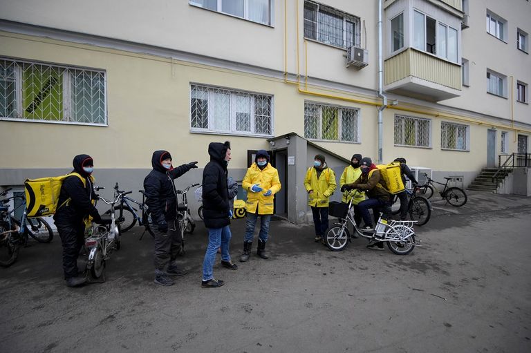 تجمع لموظفين خارج مستودع ياندكس Lavka - خدمة توصيل البقالة السريعة موظفة تجمع طلبات في مخزن