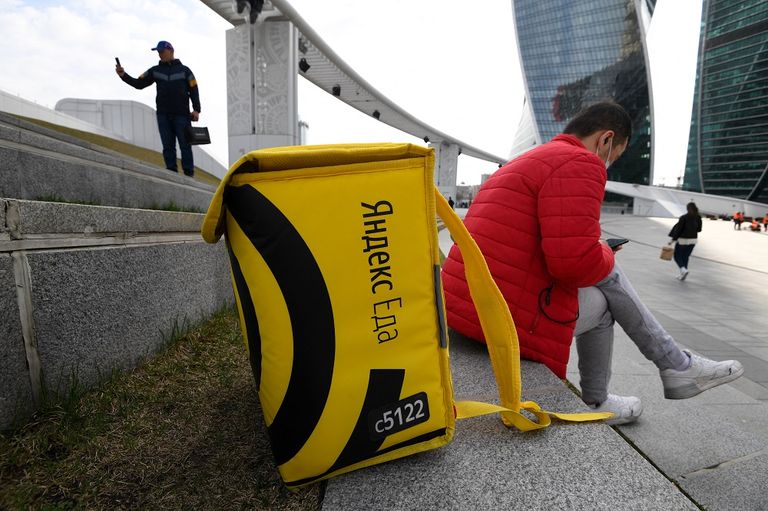 عامل توصيل تابع لمجموعة "ياندكس" الروسية في موسكو موظفة تجمع طلبات في مخزن