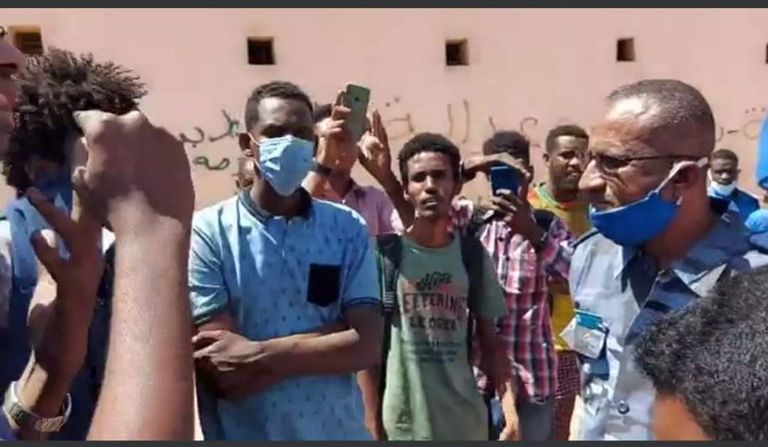 احتجاجات بالخرطوم إثر روائح كريهة ناتجة عن تحلل عشرات الجثث