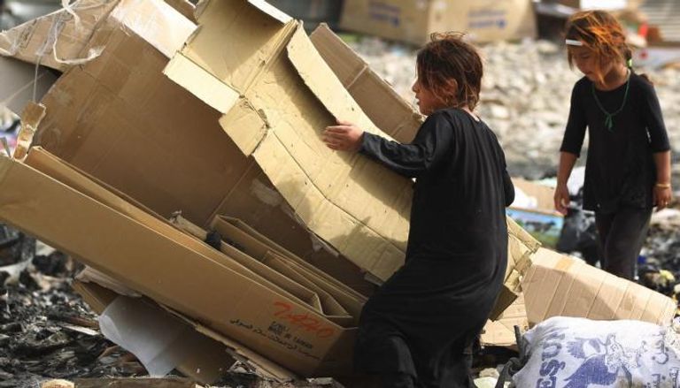 طفلتان في بغداد تعتاشان على جمع النفايات