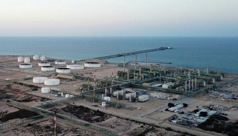أسعار النفط قرب ذروة شهر بعد حالة طوارئ في ميناء ليبي