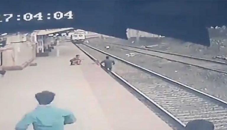 كاميرات المراقبة تظهر العامل الهندي ينقذ طفلا سقط على سكة حديد