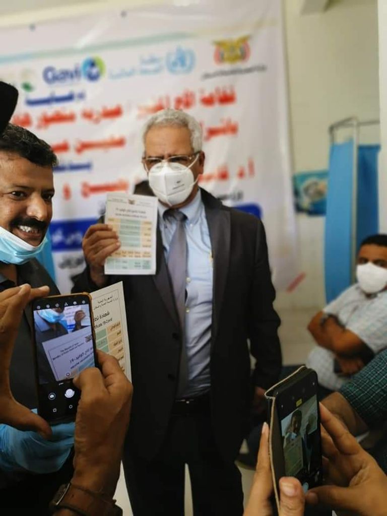 يمني يحصل على لقاح كورونا