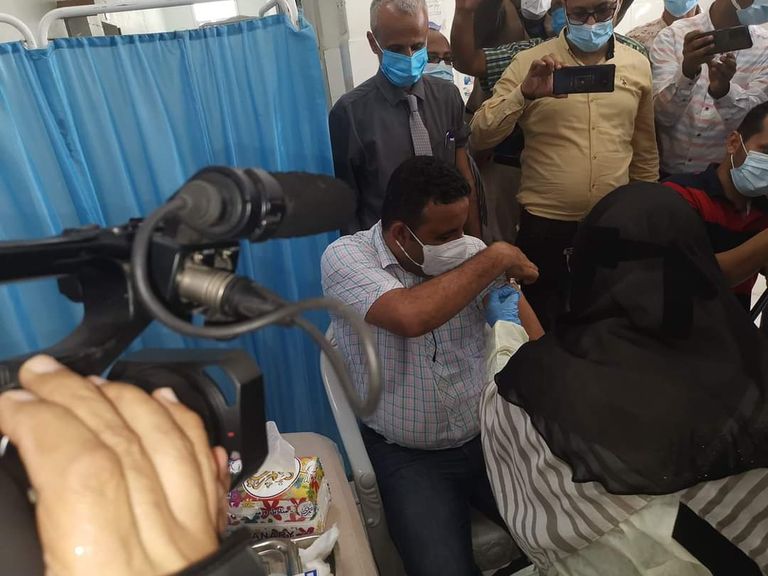 يمني يحصل على لقاح كورونا يمني يحصل على لقاح كورونا