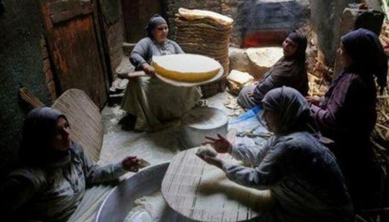   نساء يصنعن الخبز في الريف المصري - أرشيفية