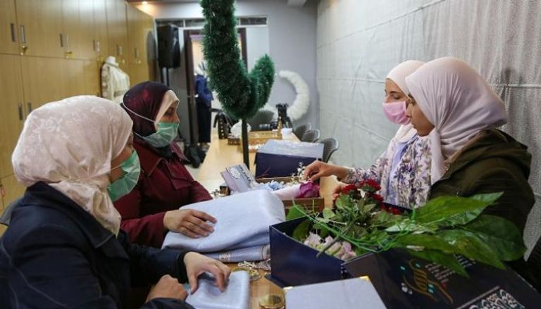 مشروع سوري يوظف النساء في صنع زينة وحلوى رمضان