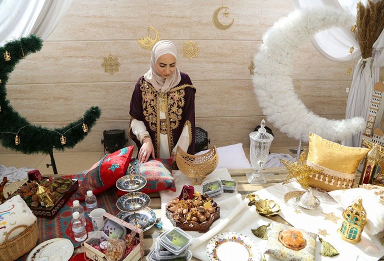 مشروع سوري يوظف النساء في صنع زينة وحلوى رمضان مشروع سوري يوظف النساء في صنع زينة وحلوى رمضان