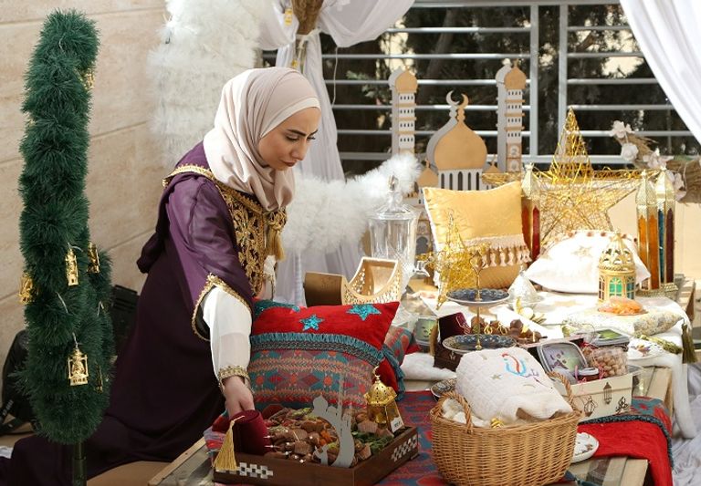 مشروع سوري يوظف النساء في صنع زينة وحلوى رمضان مشروع سوري يوظف النساء في صنع زينة وحلوى رمضان