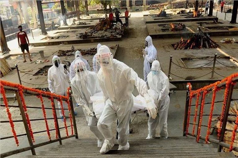 المقابر تكتظ بجثث ضحايا كورونا في الهند المقابر تكتظ بجثث ضحايا كورونا في الهند