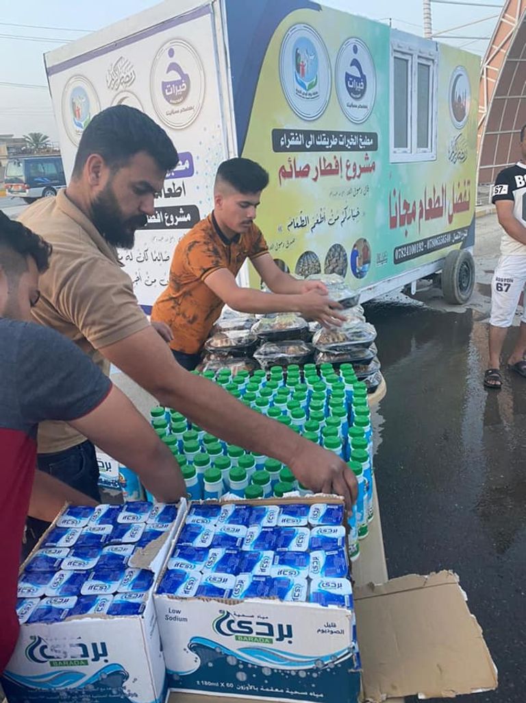 كرفان متحرك لتوزيع الفطور المجاني على الصائمين في الفلوجة