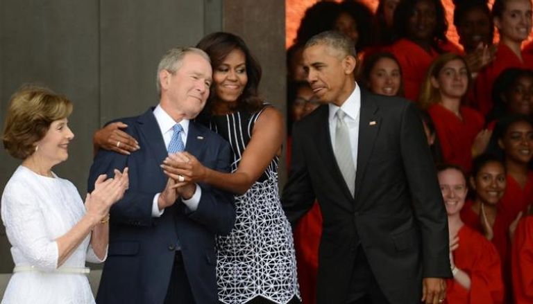 ميشيل أوباما تعانق جورج بوش - سي إن إن