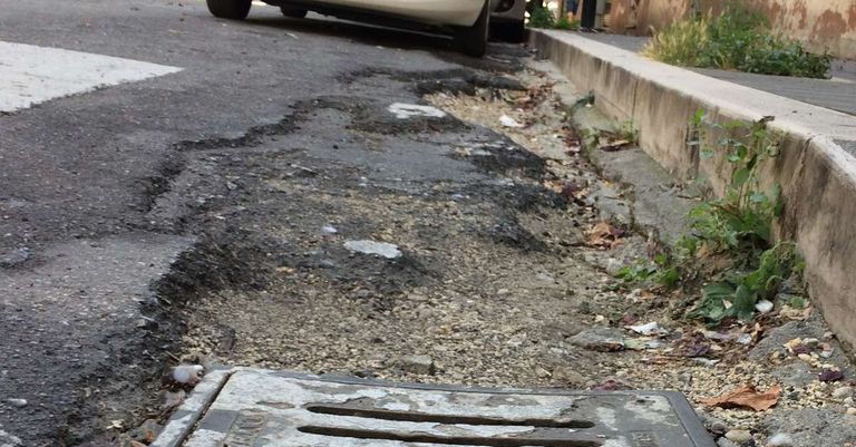 إحدى فتحات التفتيش بالعاصمة الإيطالية روما