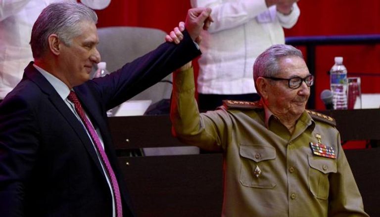 راؤول كاسترو والرئيس الكوبي - رويترز