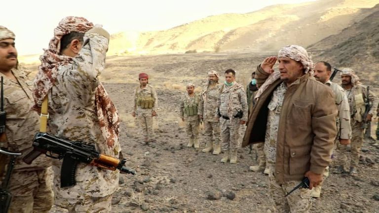 جانب من زيارة وزير الدفاع اليمني لجبهة