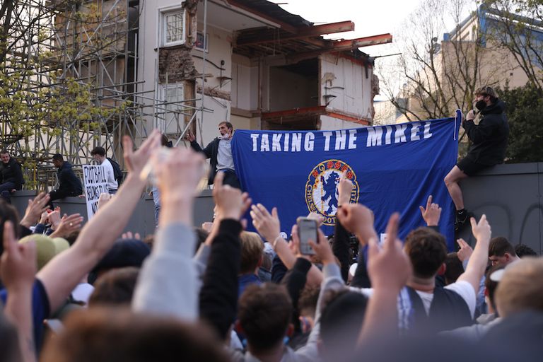 جماهير تشيلسي تتظاهر ضد دوري السوبر الأوروبي