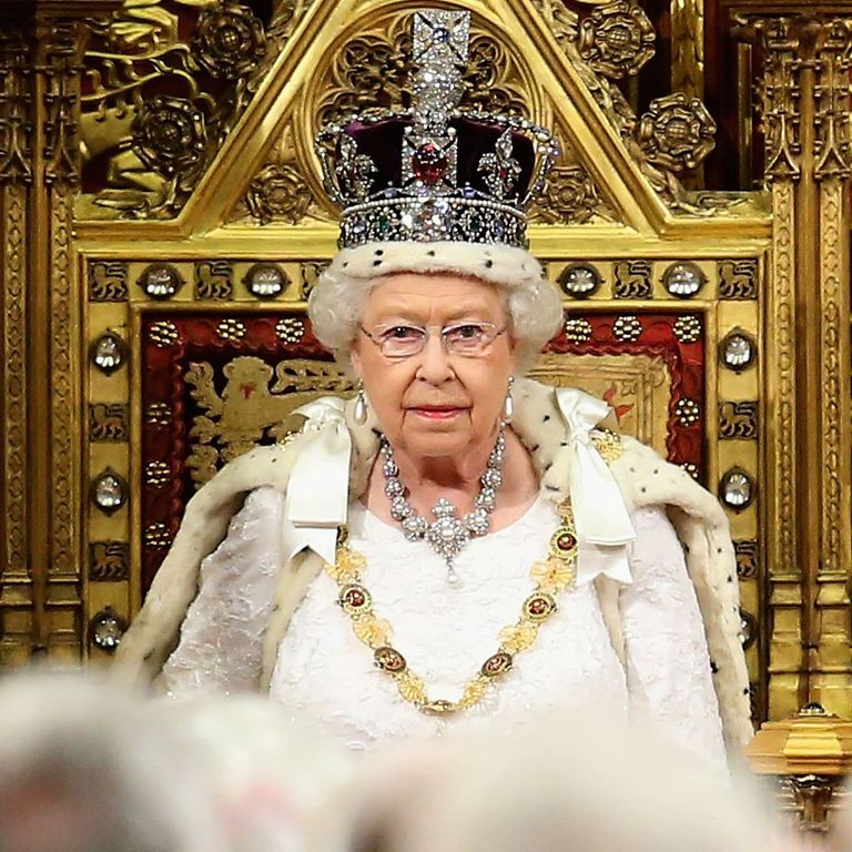 الملكة إليزابيث الملكة إليزابيث الثانية أثناء الاحتفال بعيد ميلادها الرسمي في 13 يونيو 2020