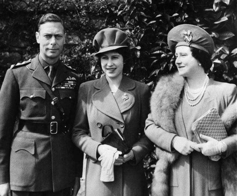 الملكة إليزابيث الثانية في طفولتها وفي كبرها