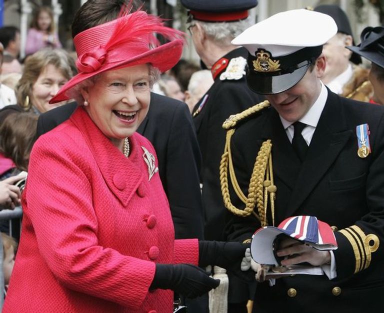 الملكة إليزابيث الثانية في طفولتها وفي كبرها