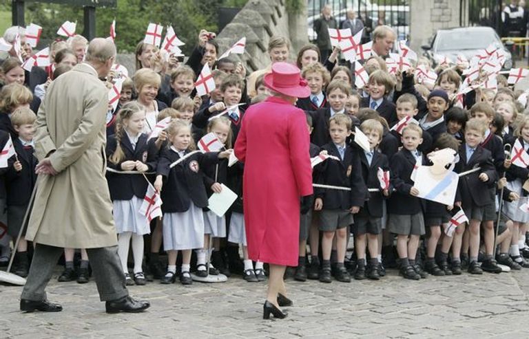 الملكة إليزابيث الثانية في طفولتها وفي كبرها