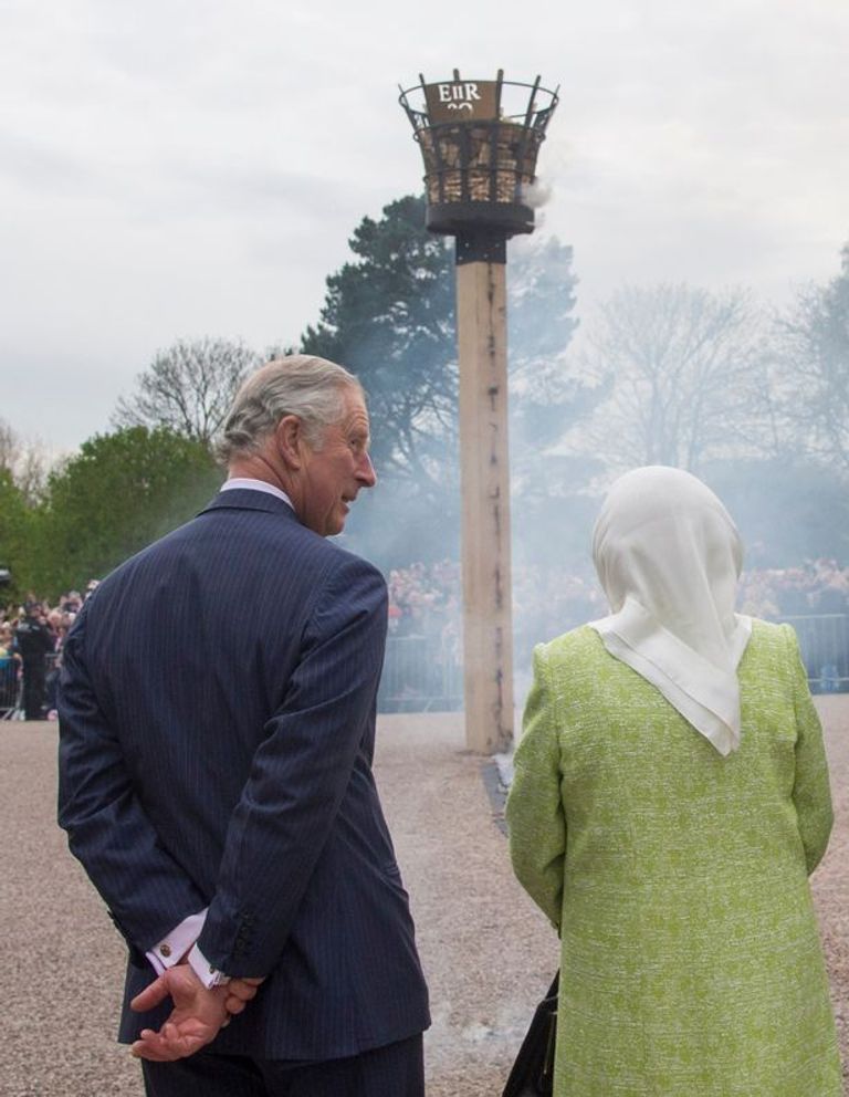 الملكة إليزابيث الثانية في طفولتها وفي كبرها