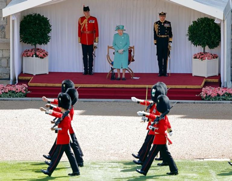 الملكة إليزابيث الثانية في طفولتها وفي كبرها