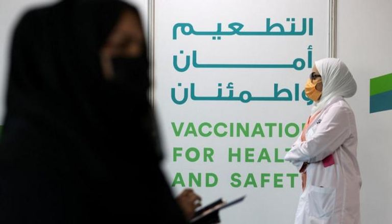 من داخل أحد مراكز التطعيم ضد كورونا في الإمارات