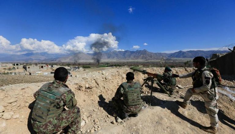 جنود أفغان يراقبون إحدى هجمات طالبان- أرشيفية
