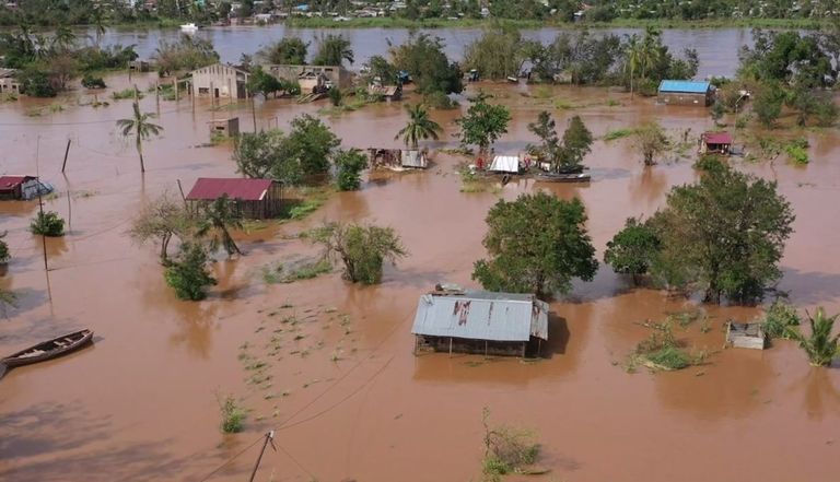 رجال الإطفاء يحاولون وأد ألسنة اللهب المشتعلة بغابات قريبة من العاصمة أثينا