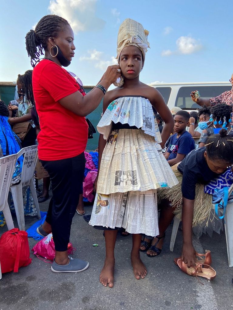 نيجيريات يرتدين أزياء من النفايات