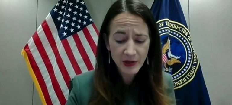 مديرة الاستخبارات الوطنية الأمريكية أفريل هاينز وزير الدفاع الأمريكي لويدأوستن خلال كلمته