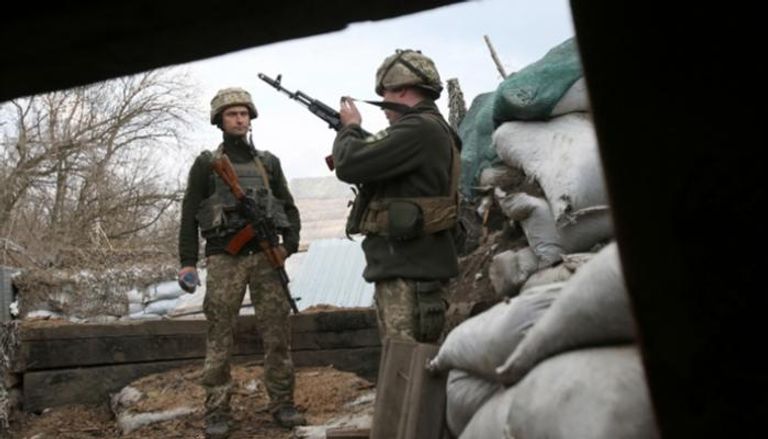 جنديان من الجيش الأوكراني على خط المواجهة - أ.ف.ب