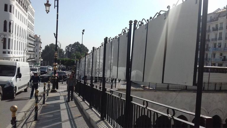 لافتات انتخابية بالجزائر العاصمة - أرشيفية لافتات انتخابية بالجزائر العاصمة - أرشيفية