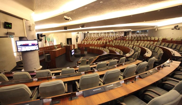 قاعة البرلمان الجزائري - أرشيفية لافتات انتخابية بالجزائر العاصمة - أرشيفية