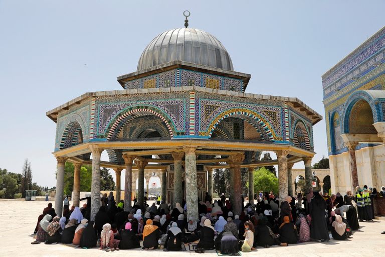 صلاة حاشدة في