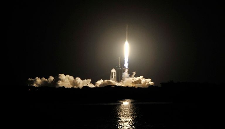 إطلاق صاروخ على متنه 4 رواد فضاء