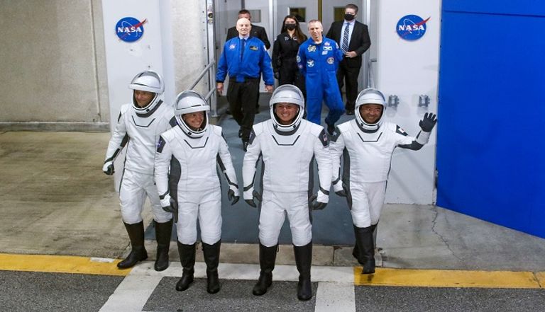 إطلاق صاروخ على متنه 4 رواد فضاء