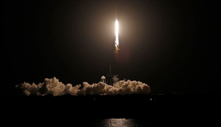 إطلاق صاروخ على متنه 4 رواد فضاء