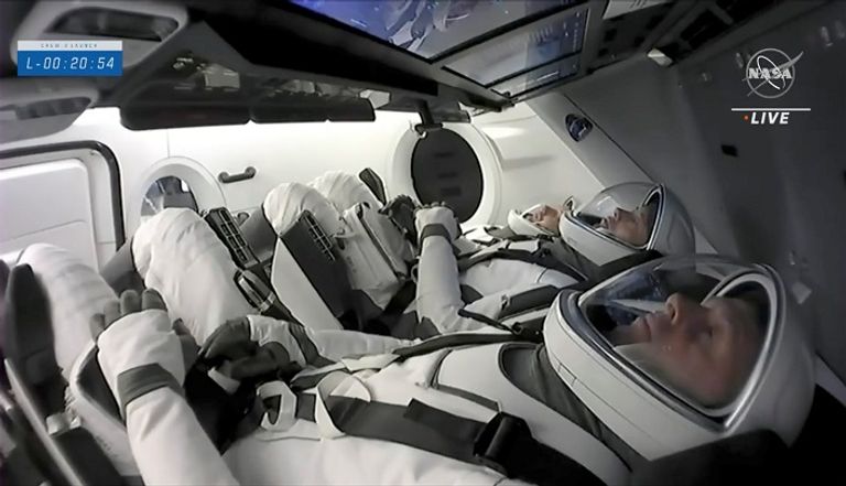 إطلاق صاروخ على متنه 4 رواد فضاء