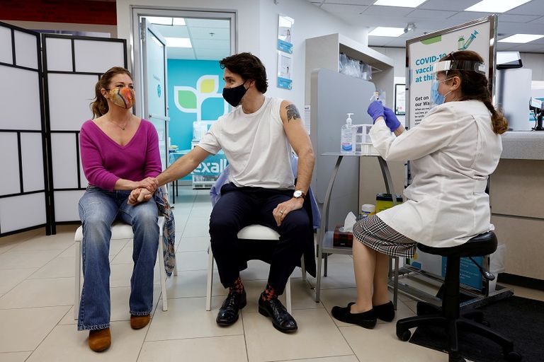 جاستن ترودو يتلقى لقاح كورونا