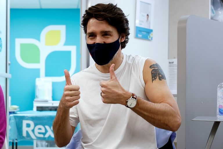 جاستن ترودو يتلقى لقاح كورونا