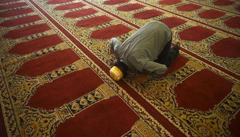 رجل يصلي في مسجد (أرشيفية)