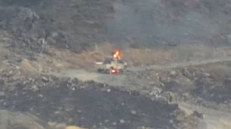 آلية حوثية تحترق بمأرب بعد هجوم للجيش اليمني آلية تابعة للجيش اليمني في جبهة مأرب
