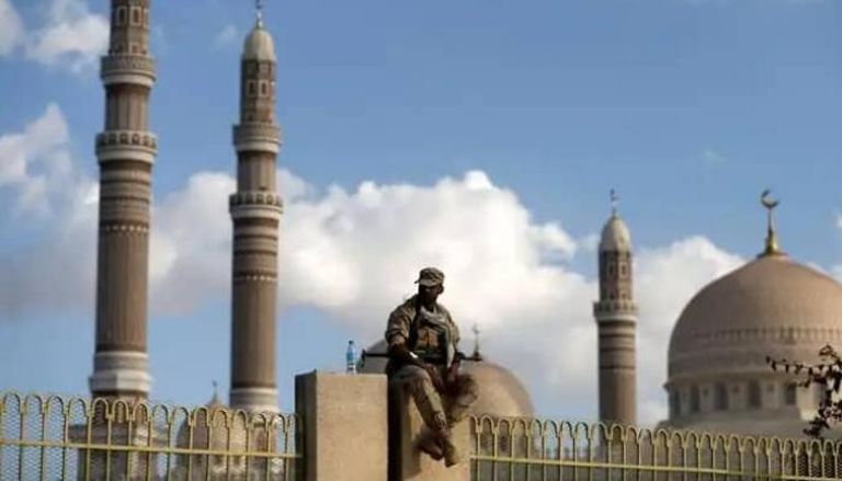 مسلح حوثي يعتلي سور مسجد الصالح بصنعاء - أرشيفية